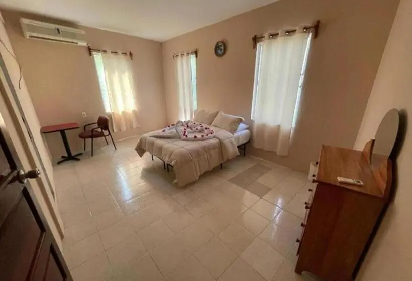 اتاق لوکس, Arnold's Guest House