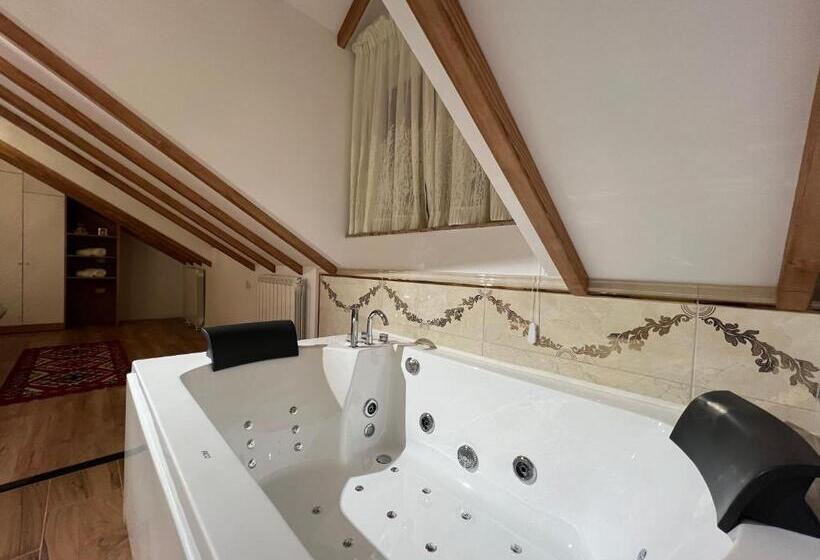 스위트 킹사이즈 침대, Chestnut Hill