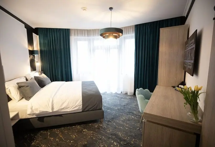 Deluxe Kamer, Opera