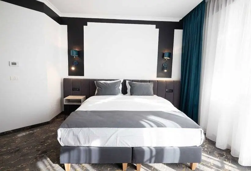 Deluxe Kamer, Opera