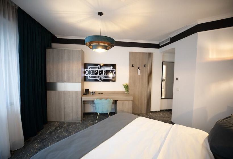 Номер Deluxe, Opera