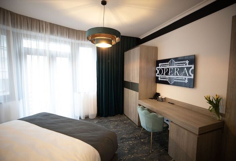 Номер Deluxe, Opera