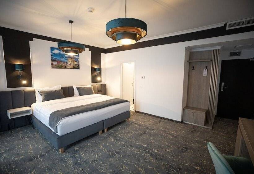 Номер Deluxe, Opera