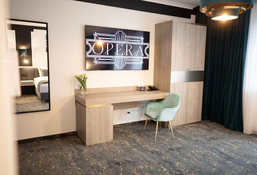 Номер Deluxe, Opera