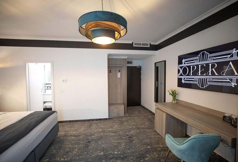 Номер Deluxe, Opera