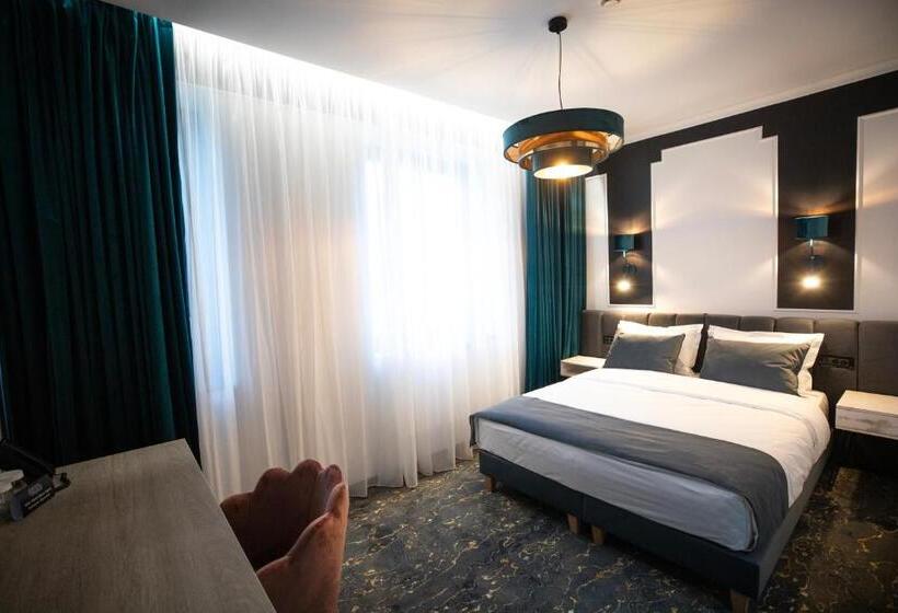 Номер Deluxe, Opera