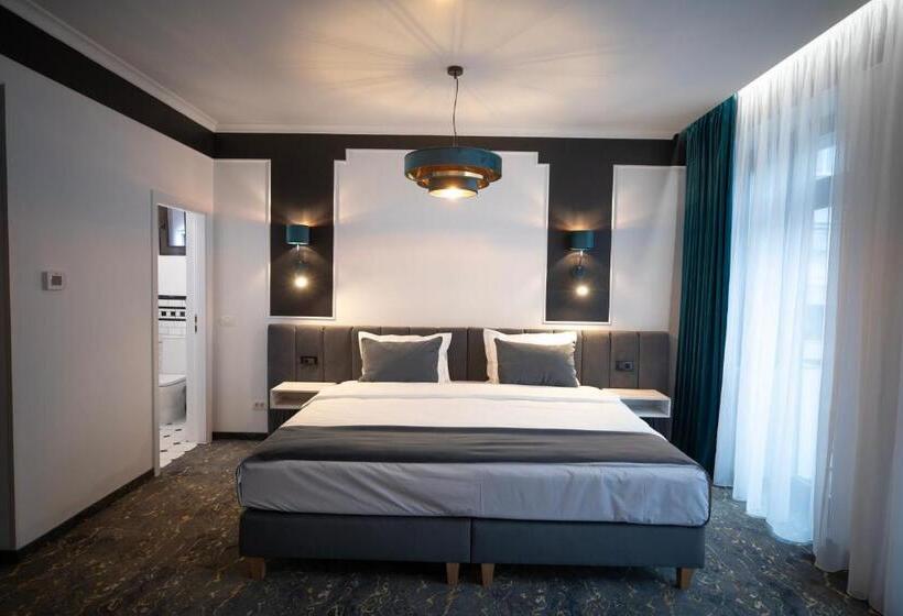 Номер Deluxe, Opera