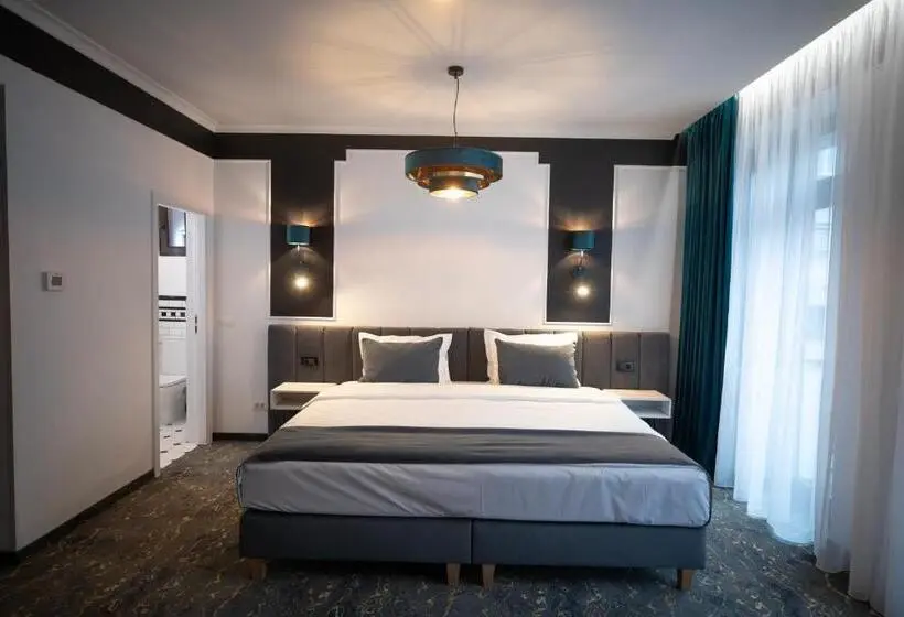 Deluxe Kamer, Opera