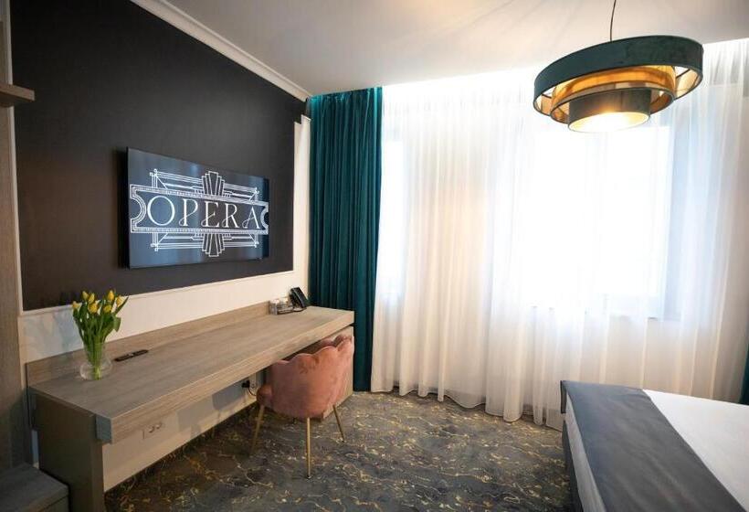 Номер Deluxe, Opera