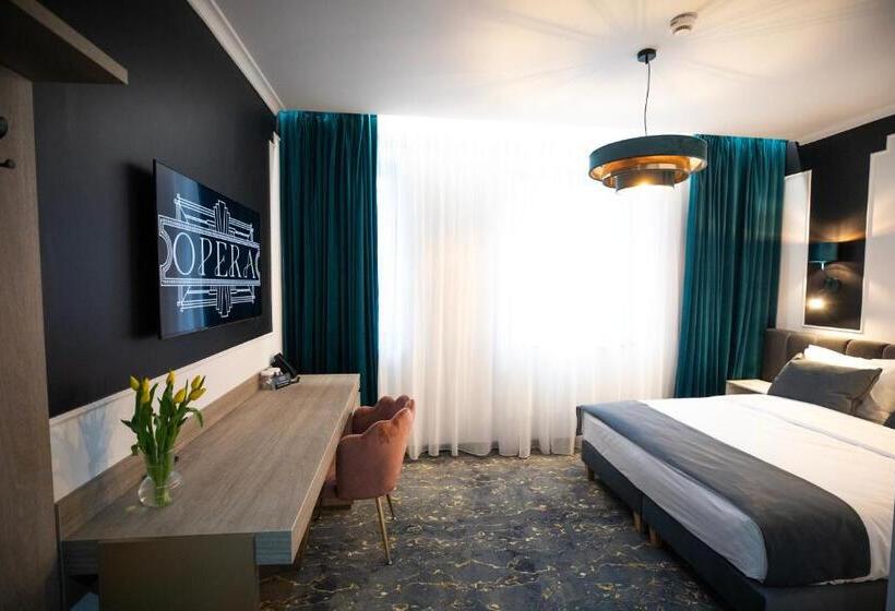 Номер Deluxe, Opera