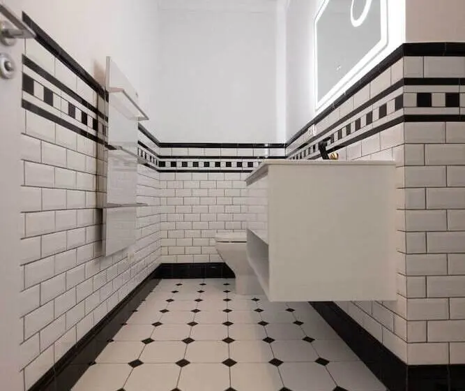 Deluxe Kamer, Opera