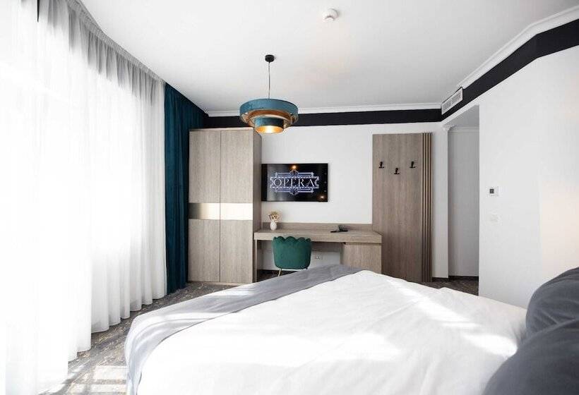 Номер Deluxe, Opera