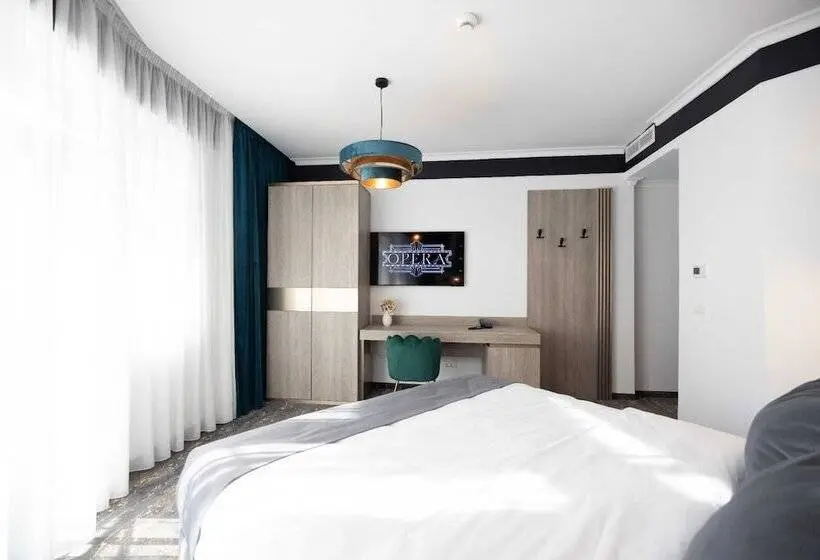 Deluxe Kamer, Opera