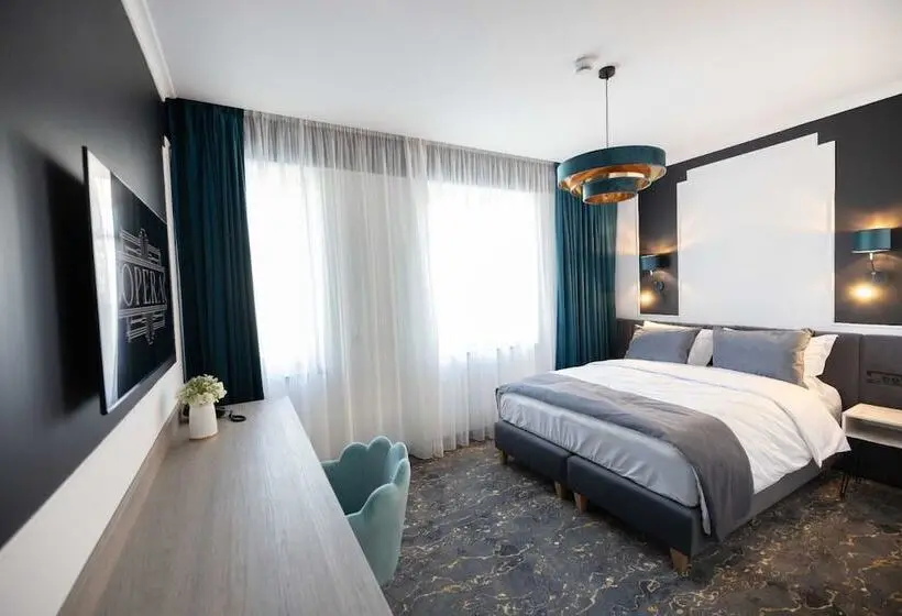 Deluxe Kamer, Opera