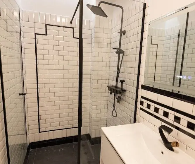 Deluxe Kamer, Opera