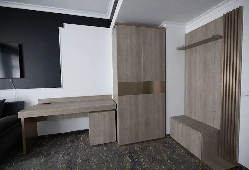 Deluxe Kamer, Opera
