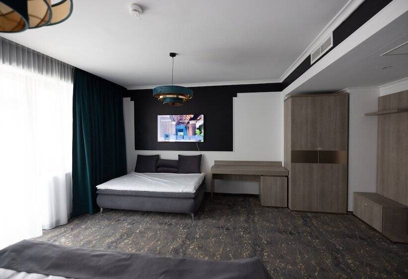 Номер Deluxe, Opera