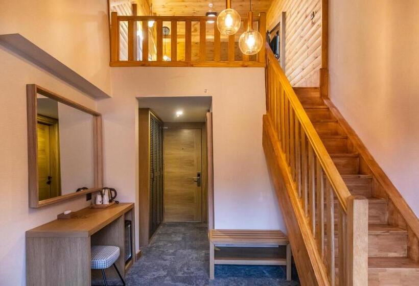 سوئیت جونیور با چشمانداز کوهستان, Sarpi̇no Mountai̇n