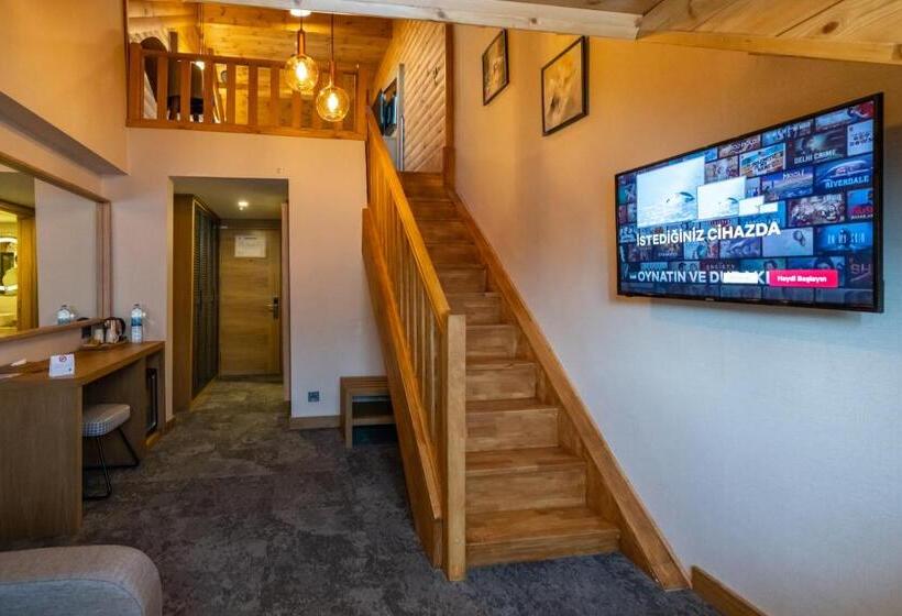 سوئیت جونیور با چشمانداز کوهستان, Sarpi̇no Mountai̇n