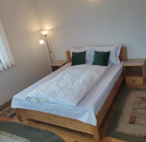 غرفة قياسية, Casa Cu Păuni