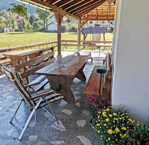 فيلا غرفة نوم واحدة, Casa Cu Păuni