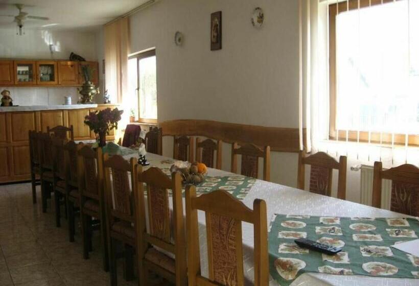 فيلا غرفة نوم واحدة, Casa Cu Păuni