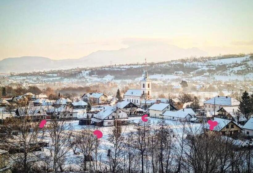 فيلا غرفة نوم واحدة, Casa Cu Păuni