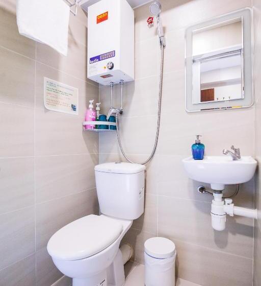 اتاق استاندارد سه نفره, Hk International Hostel