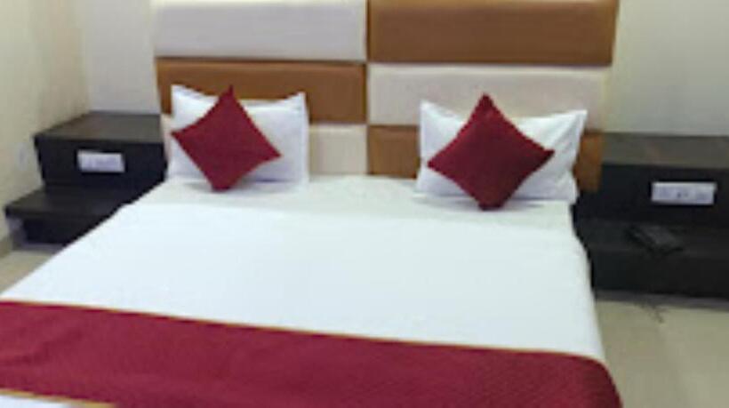 Quarto Deluxe, Devraj Palace,maheshwar