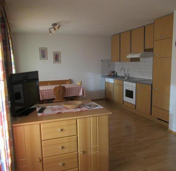 شقة غرفتين, Moisesgut