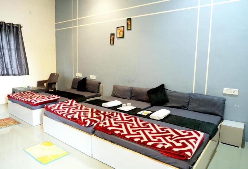 חדר דלוקס לשלושה, The Villa,sanawad