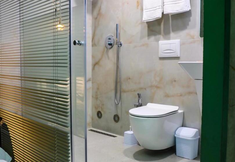 סוויטה, Love Hotel Tirana