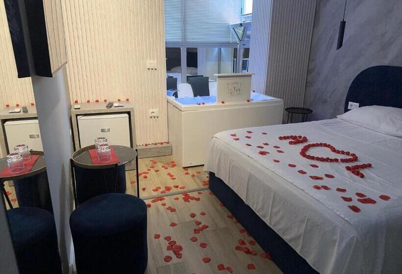 스위트, Love Hotel Tirana