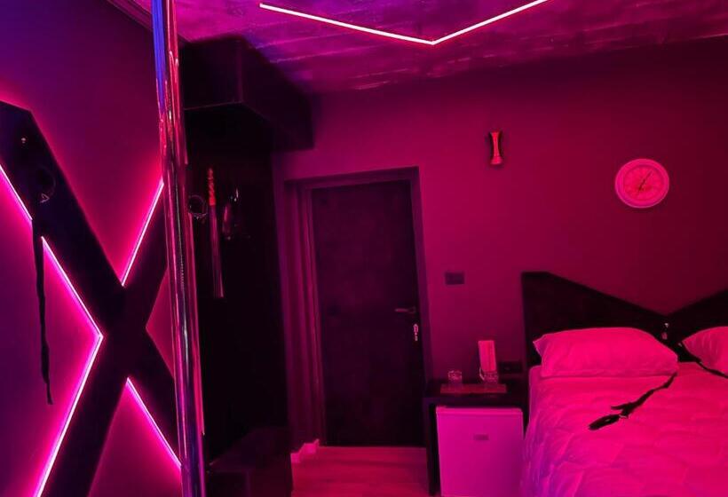 סוויטה, Love Hotel Tirana