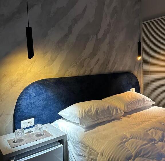 חדר אקונומי, Love Hotel Tirana