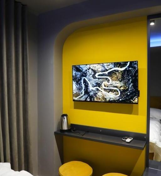 חדר אקונומי, Love Hotel Tirana