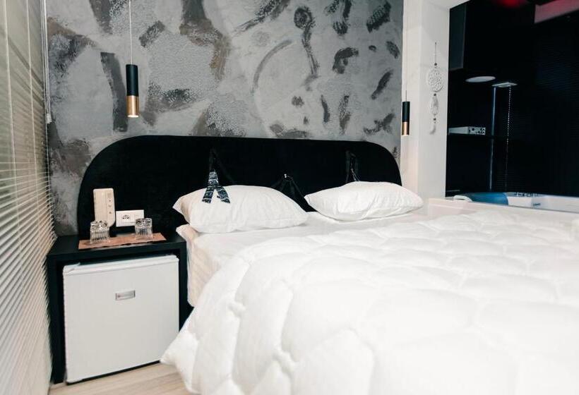 סוויטה, Love Hotel Tirana