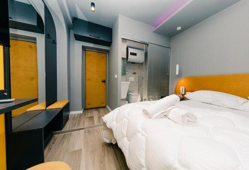 חדר אקונומי, Love Hotel Tirana