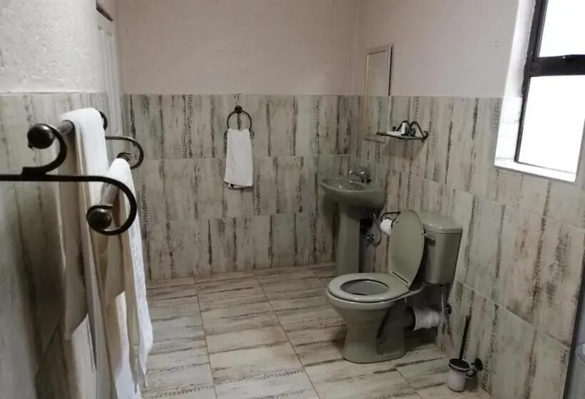 キングサイズベッドのデラックスルーム, Kanyane Lodge
