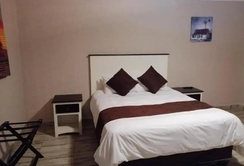 キングサイズベッドのデラックスルーム, Kanyane Lodge