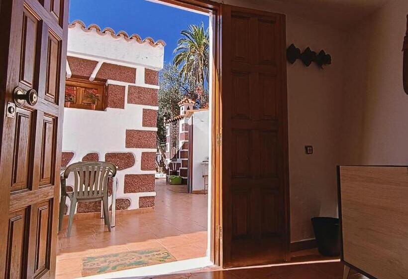 סטודיו משפחתי, Django