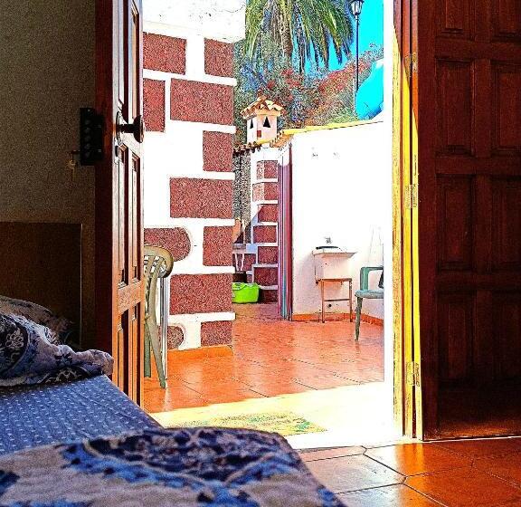 סטודיו משפחתי, Django