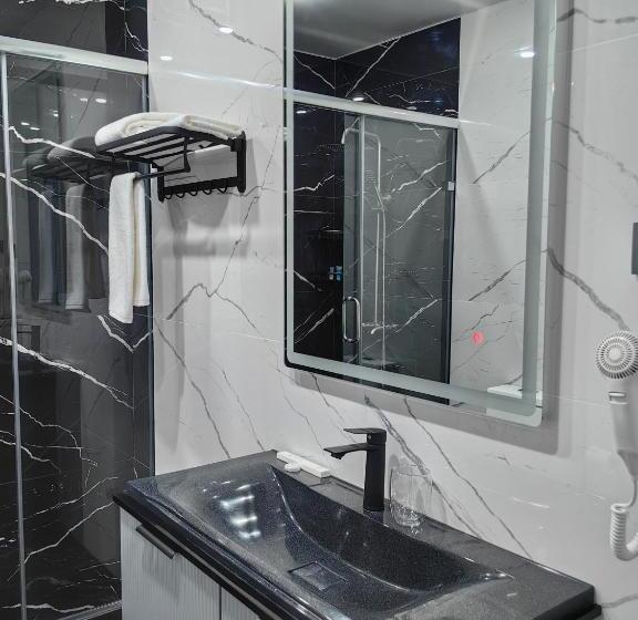 اتاق لوکس با تخت بزرگ, Shymkent Park