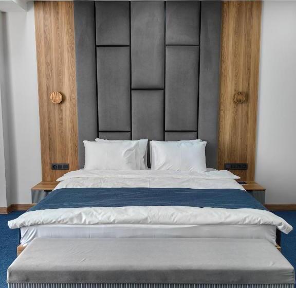 اتاق لوکس با تخت بزرگ, Shymkent Park