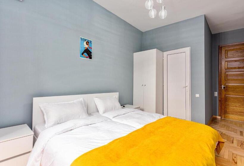 اتاق لوکس با بالکن, Sunny Hotel Tbilisi