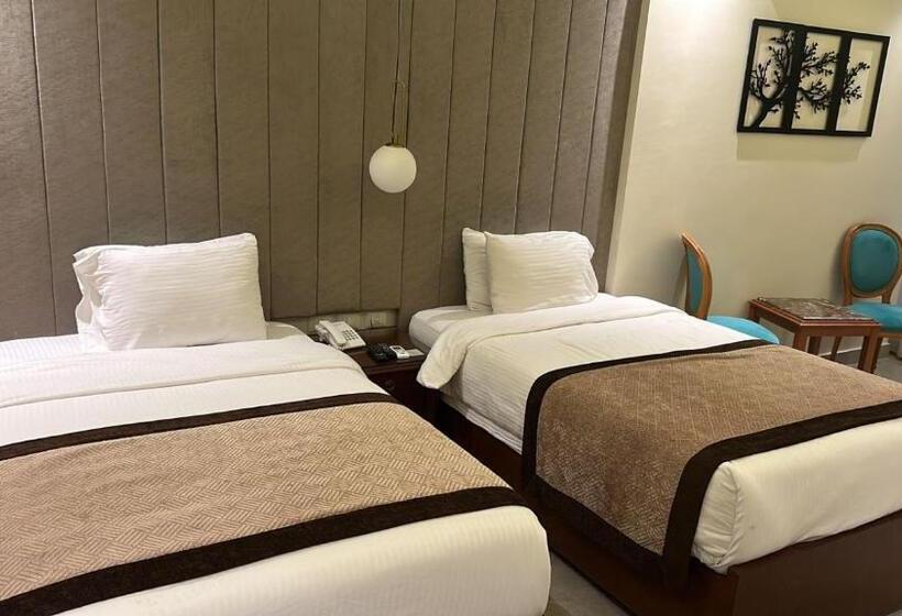 اتاق استاندارد با چشمانداز استخر, فندق أورو بلازا Oro Plaza