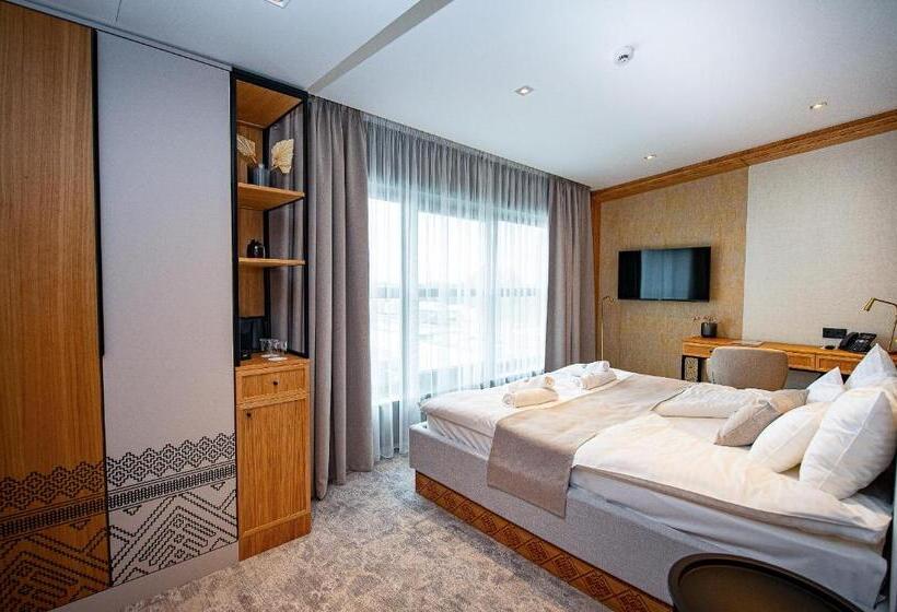 חדר סטנדרט נוף לבריכה, Bordűr Wellness Hotel Superior és Szőnyegmúzeum