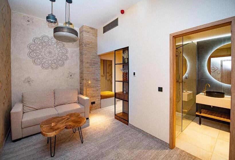 סוויטת ג'וניור נוף לגינה, Bordűr Wellness Hotel Superior és Szőnyegmúzeum