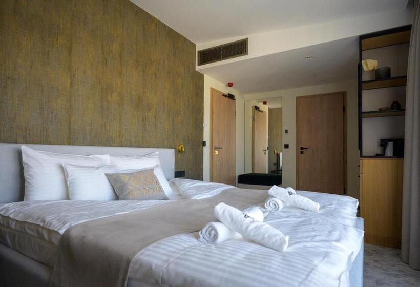 חדר סטנדרט נוף לבריכה, Bordűr Wellness Hotel Superior és Szőnyegmúzeum