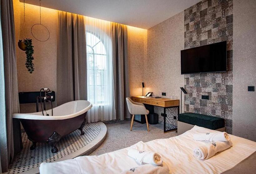 סוויטת ג'וניור נוף לגינה, Bordűr Wellness Hotel Superior és Szőnyegmúzeum